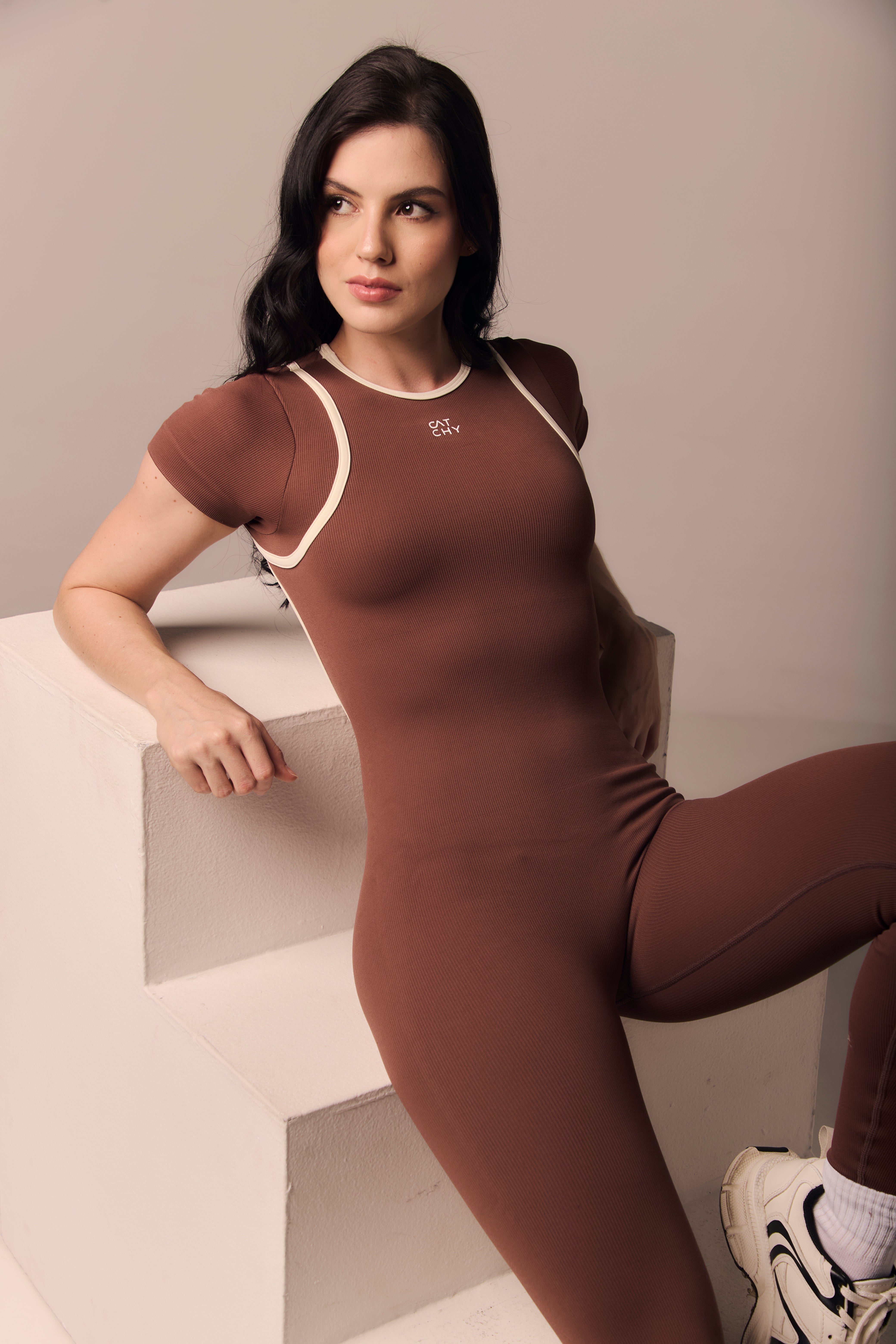 The Contour Suit Mocca - Sesgo crudo