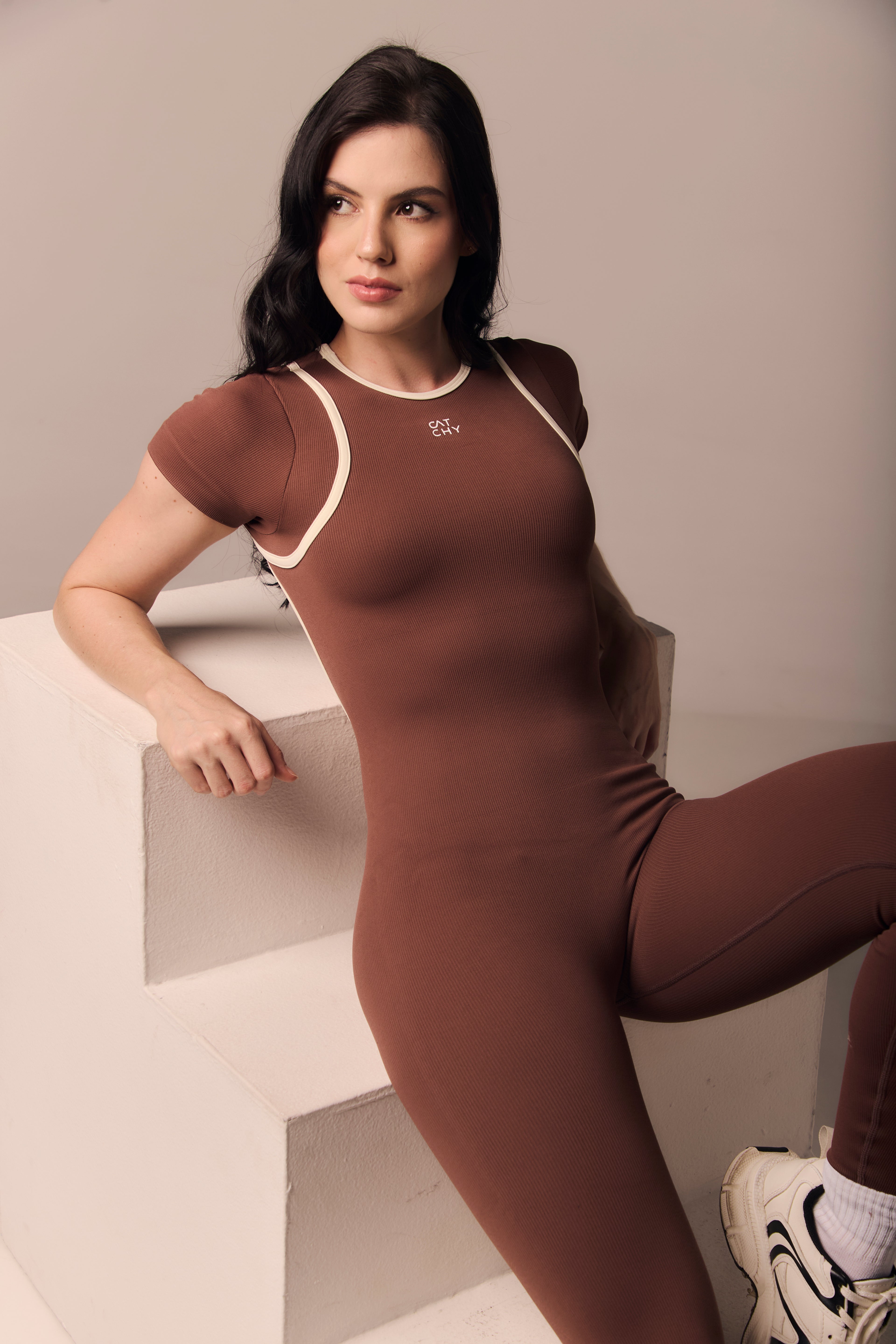 The Contour Suit Mocca - Sesgo crudo